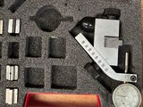 une boîte contenant un pied à coulisse, un outil de mesure et d'autres outils