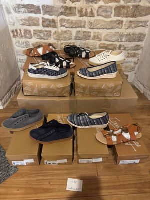 de nombreuses paires de chaussures exposées dans une boîte