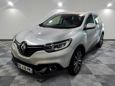 L'avant d'une voiture argentée est garé sur un sol à damier.