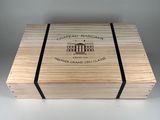 une boîte en bois portant un logo, posée sur une table