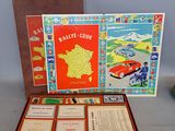 une boîte contenant un jeu, posée sur une table