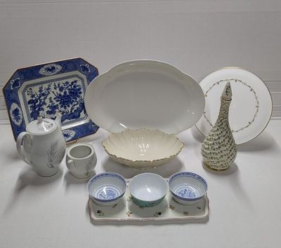 Lot de faïence et porcelaine composé de plats, carafe, bols …
