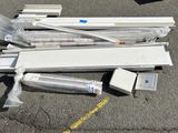 beaucoup d'objets éparpillés par terre sur le parking