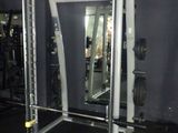 une image d'une salle de sport avec des équipements