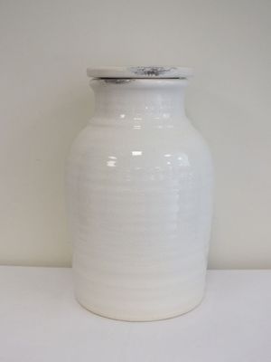 un vase blanc posé sur une table