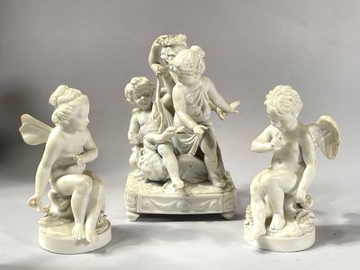 trois figurines blanches représentant des anges, posées sur une table