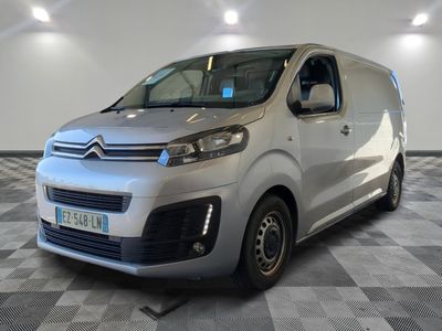 La nouvelle fourgonnette Citrole est garée dans le showroom.