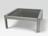 une photo d'une table basse en verre avec des pieds en métal