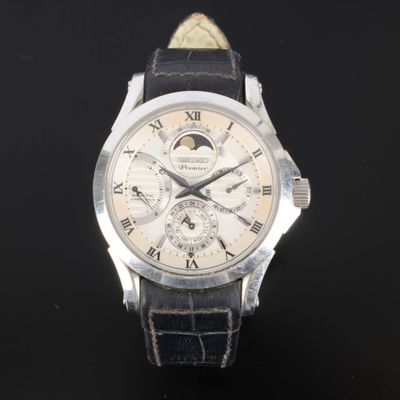 gros plan d'une montre-bracelet avec des chiffres romains