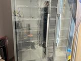 une image d'une vitrine en verre dans un magasin
