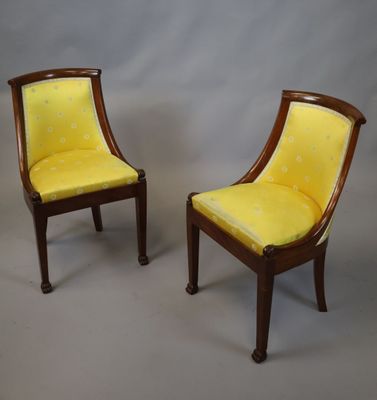 paire de chaises avec un revêtement jaune revêtement revêtement revêtement revêtement revêtement revêtement revêtement revêtement revêtement