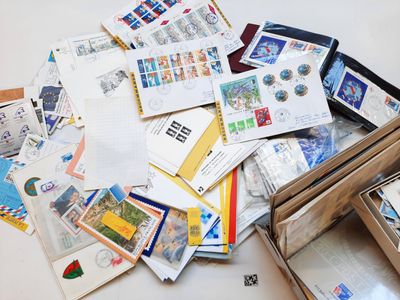 une pile de courrier posée sur une table
