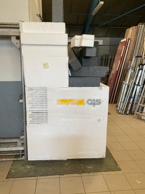 une grande machine installée dans une pièce