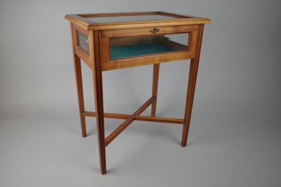 l'image d'une petite table avec un tiroir