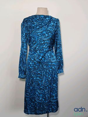 une robe bleue et noire sur un mannequin, un mannequin, un mannequin, un mannequin, un mannequin, un mannequin, un mannequin, un mannequin, un mannequin, un mannequin, un mannequin, un mannequin, un mannequin, un mannequin, un mannequin, un mannequin, un mannequin, un mannequin, un mannequin, un mannequin, un mannequin, un mannequin, un mannequin, un mannequin, un mannequin, un mannequin, un mannequin, un mannequin, un mannequin, un mannequin, un mannequin, un mannequin, un mannequin, un