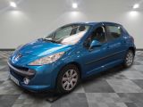 une voiture bleue est garée dans une pièce au sol à carreaux