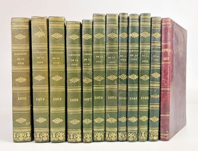 plusieurs vieux livres sont alignés sur une surface blanche
