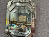 un miroir accroché au mur d'une pièce