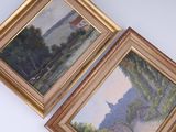 Deux tableaux représentant des arbres et un bâtiment sont accrochés au mur.