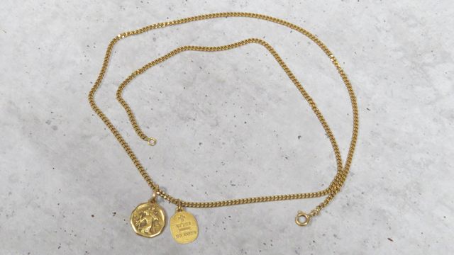 Chaine de cou en or 750‰et deux pendentifs en or 750‰. En règle. ...