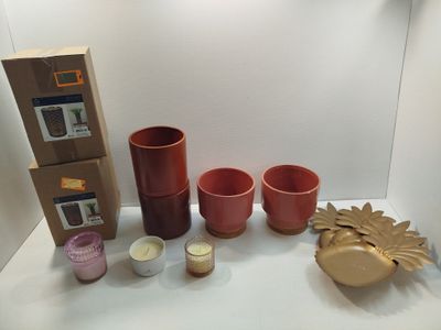 de nombreuses tasses de différentes couleurs posées sur une table à côté d'une boîte