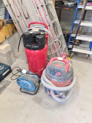Il y a de nombreux types d'outils et de matériel dans ce garage