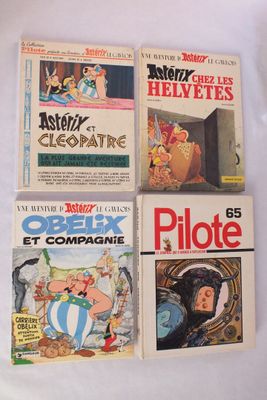 quatre livres posés sur une surface blanche, dont l'un est en français et l'autre est en français
