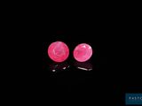 deux pierres précieuses roses sur un fond noir