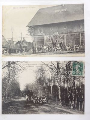 deux vieilles photos en noir et blanc représentant des chevaux et des calèches devant un bâtiment