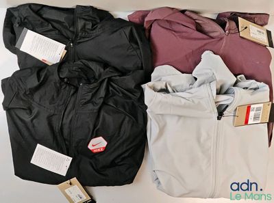 une pile de vêtements sur une table