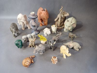 24 éléphants en bois et résine , L : 4 à 15cm