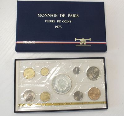 une boîte de pièces posée sur une table à côté d'une autre boîte de pièces