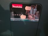 La défonceuse Makita se trouve dans son emballage, prête à l'emploi.
