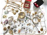 plusieurs types de bijoux sur une table