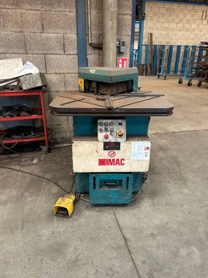 l'image d'une machine installée dans un garage