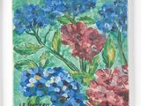 deux dessous de verre sur lesquels sont peintes des fleurs sur un fond blanc