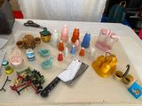 une table sur laquelle se trouvent de nombreux objets différents