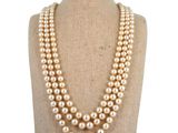 gros plan d'un collier sur un mannequin mannequin