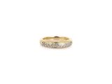 Gros plan sur une bague en or ornée de diamants