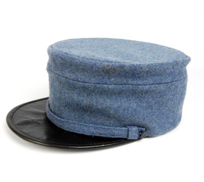 bonnet en laine bleu avec un bandeau en cuir noir