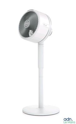 un ventilateur blanc posé sur un socle blanc