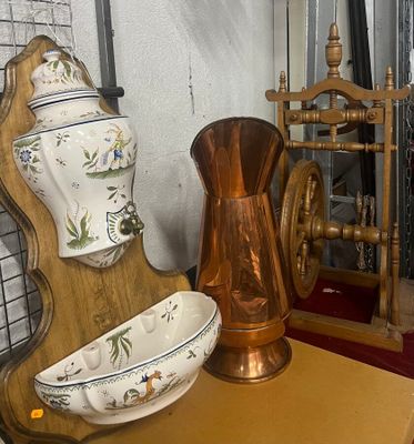 un vase et un bol posés sur une table à côté d'un rouet