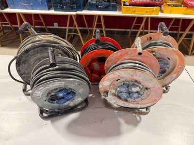 il y a beaucoup de types de tuyaux différents sur la table