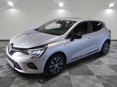 une voiture blanche est garée dans une pièce au sol à carreaux