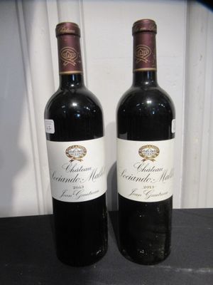 deux bouteilles de vin posées l'une à côté de l'autre sur une table