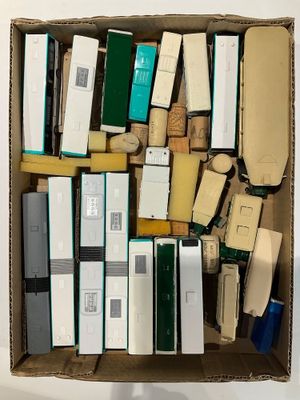 une boîte en carton remplie de différents types d'appareils électroniques