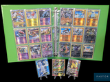 tout un tas de cartes Pokémon différentes exposées dans un classeur