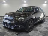 la voiture noire est garée sur un sol en damier dans le garage
