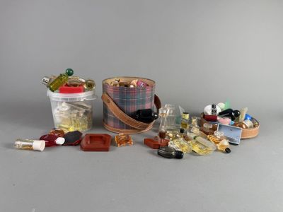 un grand nombre d'objets posés sur une table