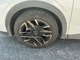 un gros plan sur le pneu d'une voiture sur la route